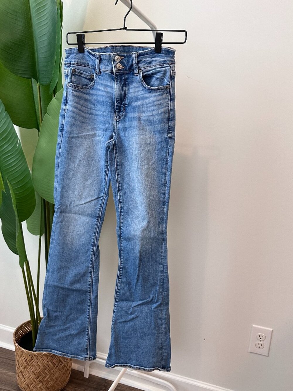 American Eagle AE High-Waisted Artist Flare Jean Size 4